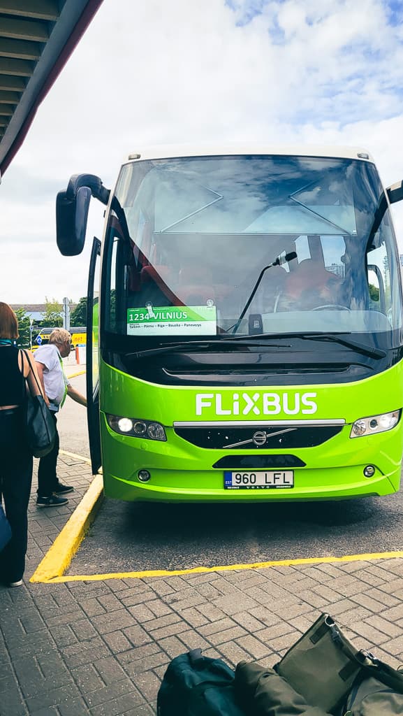 Virolainen Flixbus, jolla pääsee Vilnaan asti.