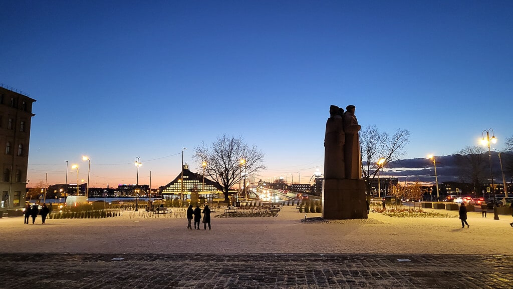 Latvian kiväärimiesten patsas auringonlaskun aikaan.